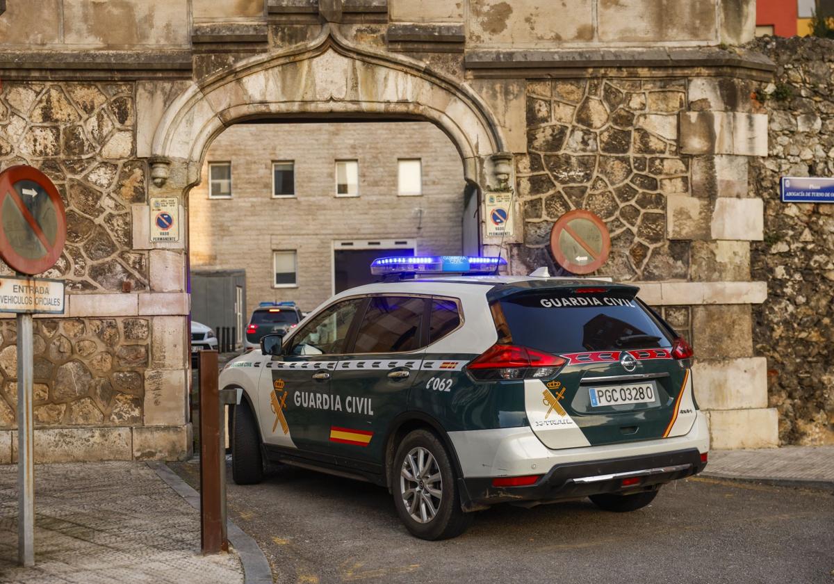 Los detenidos por la muerte de Carlos Cubillas llegan a los juzgados el pasado lunes en un vehículo de la Guardia Civil.