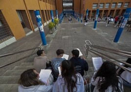 Estudiantes repasando los apuntes a las puertas del Edificio Interfacultativo, que es una de las sedes tradicionales de la EBAU en Cantabria.