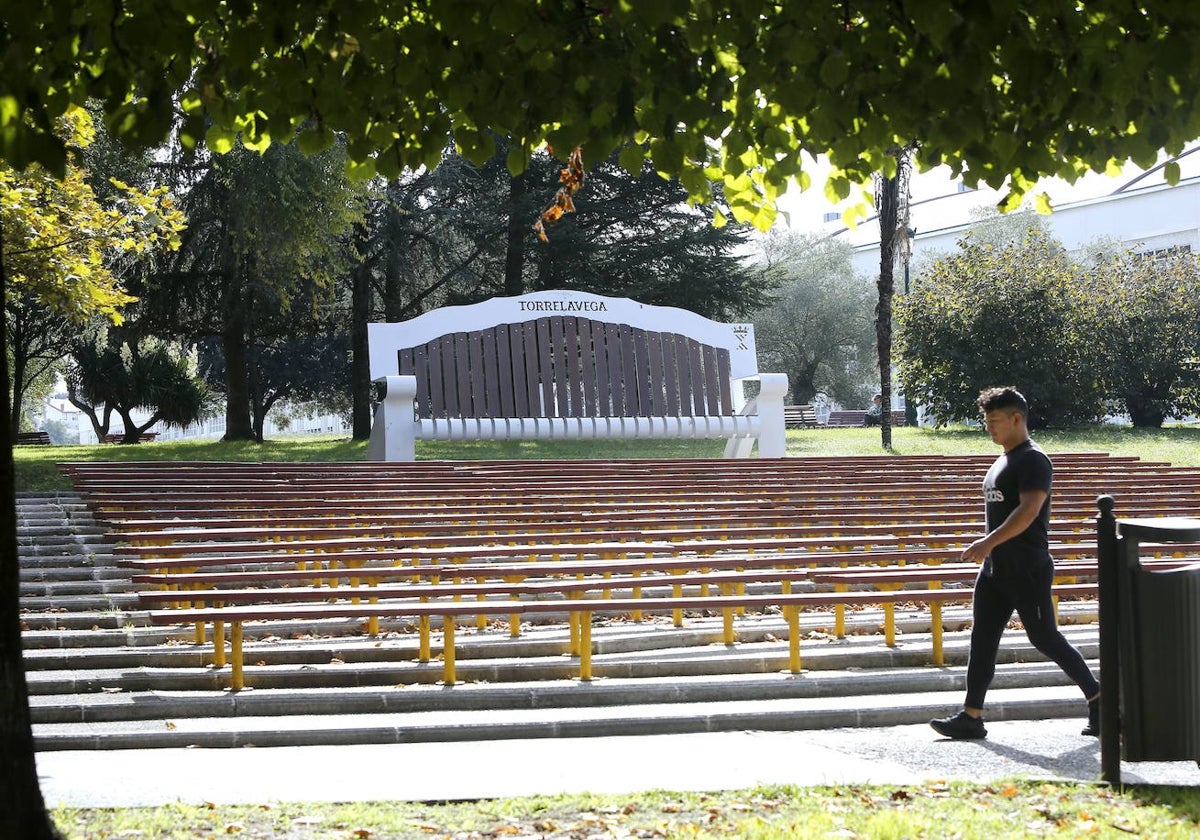 Un vecino camina junto al banco gigante, en el parque Manuel Barquín.