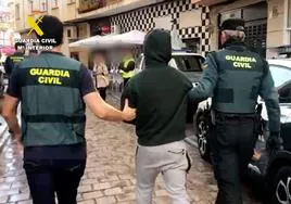 La Guardia Civil detiene a uno de los presuntos ladrones.