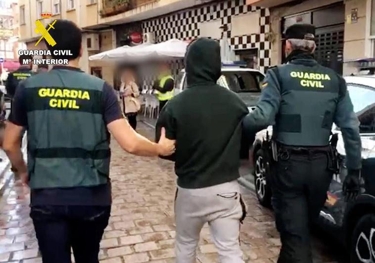 La Guardia Civil detiene a uno de los presuntos ladrones.