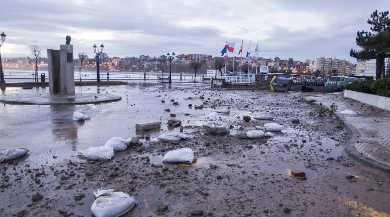 Daños en el asfalto, en las aceras... el mar arrastró rocas y arena