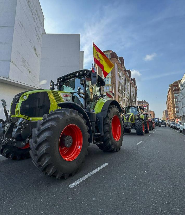 Imagen secundaria 2 - Cincuenta tractores por Santander como primer aviso desde el campo