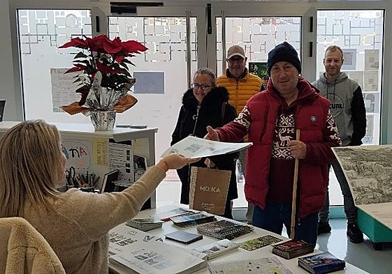 Reparto del Calendario Municipal en la Oficina de Turismo.