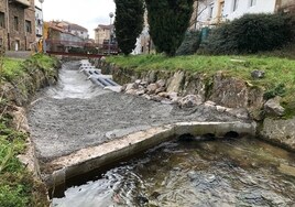 Obras de canalización y hormigonado que el Ayuntamiento está realizando en el Arroyo las Fuentes donde se está hundiendo el terreno al ras de las viviendas.