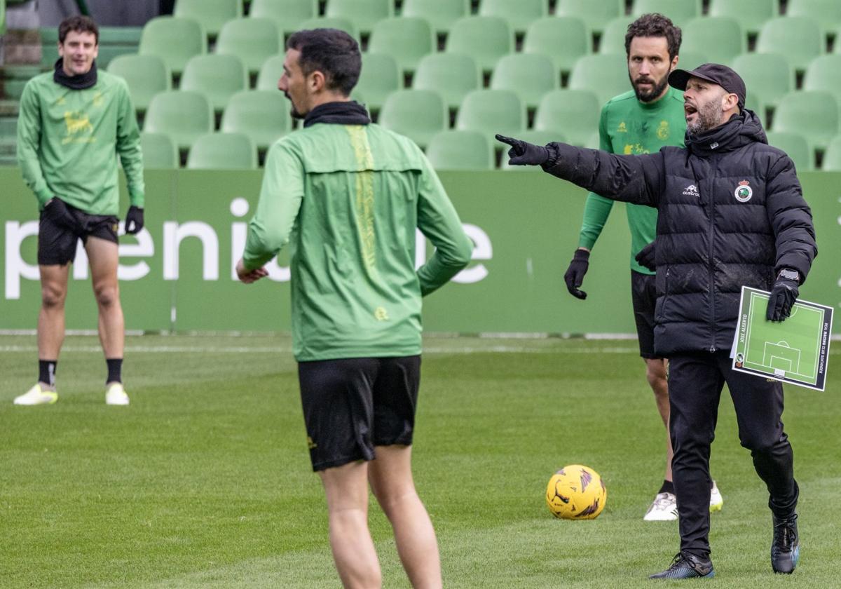 José Alberto señala a sus jugadores lo que deben hacer en un entrenamiento en los Campos de Sport.