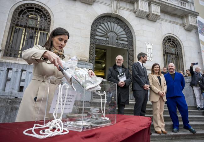 La alcaldesa, durante el acto de colocación de la primera piedra.