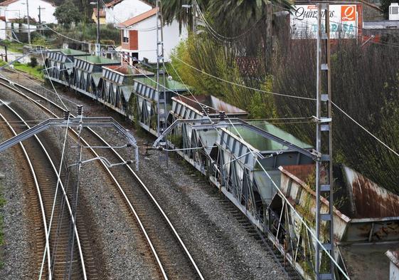 Vagones abandonados del Barrio del Agua, ayer, en Barreda (Torrelavega).