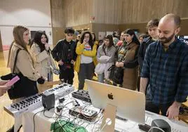 Un grupo de alumnos asiste al taller de producción musical organizado por el Conservatorio de Música de Torrelavega.