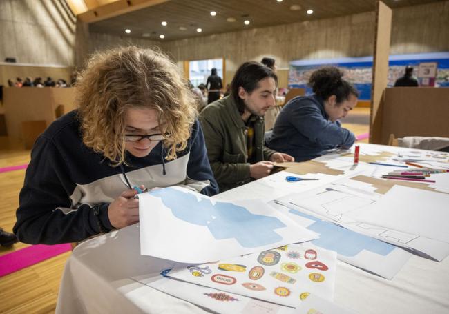 Tres estudiantes en el taller de 'packaging' desarrollado por Cesine.