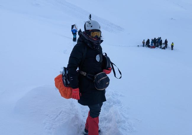 La maquilladora posa en Sierra Nevada durante el trayecto, con su material, hasta el set de rodaje.