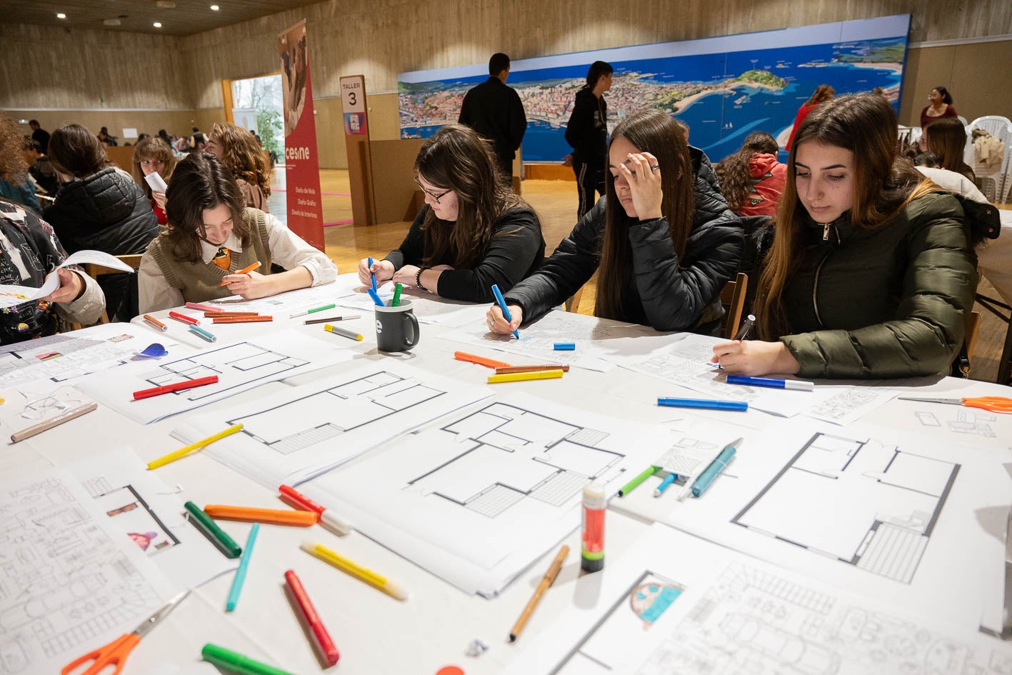 Un grupo de alumnas participa en un taller de diseño dentro de la Feria de Enseñanzas Artísticas. 