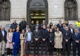 Foto de familia de las autoridades, representantes institucionales, equipos de arquitectos y responsables del proyecto, que posaron tras el acto de la primera piedra.