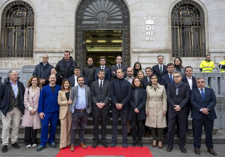 Foto de familia de las autoridades, representantes institucionales, equipos de arquitectos y responsables del proyecto, que posaron tras el acto de la primera piedra.