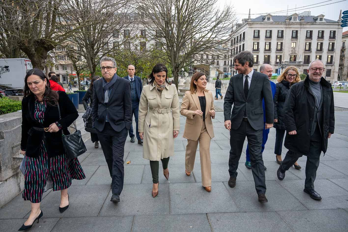 La visita a la futura sede del centro asociado en el antiguo edificio del Banco de España tuvo lugar después de las reuniones del ministro con Gema Igual y María José Sáenz de Buruaga.