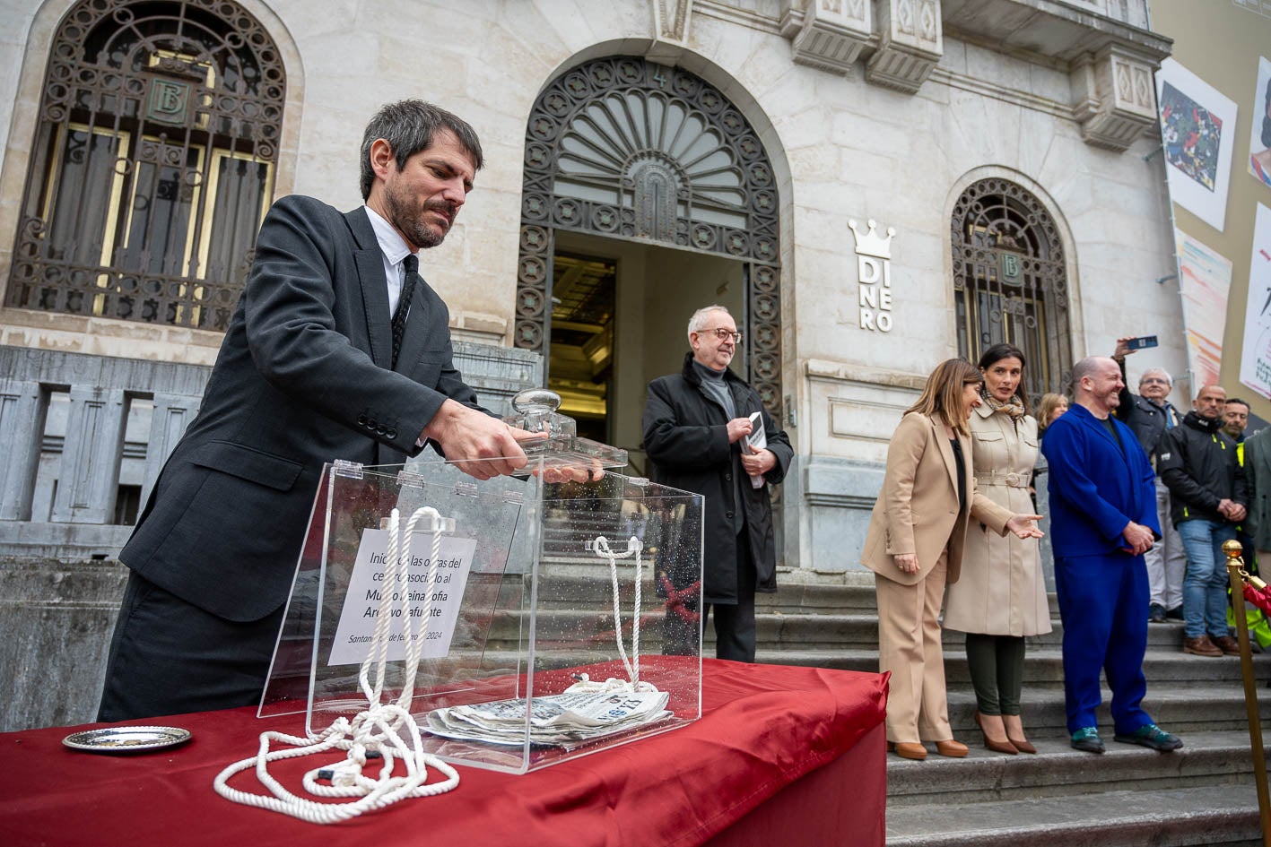 Urtasun introduce la prensa del día en la urna de la primera piedra.