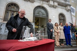 José María Lafuente introduce la prensa del día en la urna durante el acto de la primera piedra