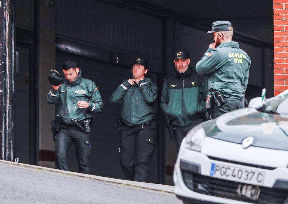 Imagen secundaria 1 - IImágenes de esta mañana, en las inmediaciones del domicilio familiar, con agentes custodiando la casa y miembros de la Científica entrando en el garaje.