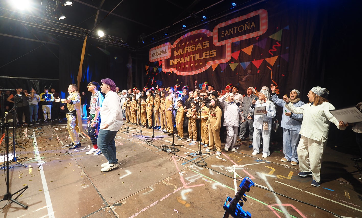 Fran Montes repasó sobre las tablas históricos momentos del carnaval marinero. 