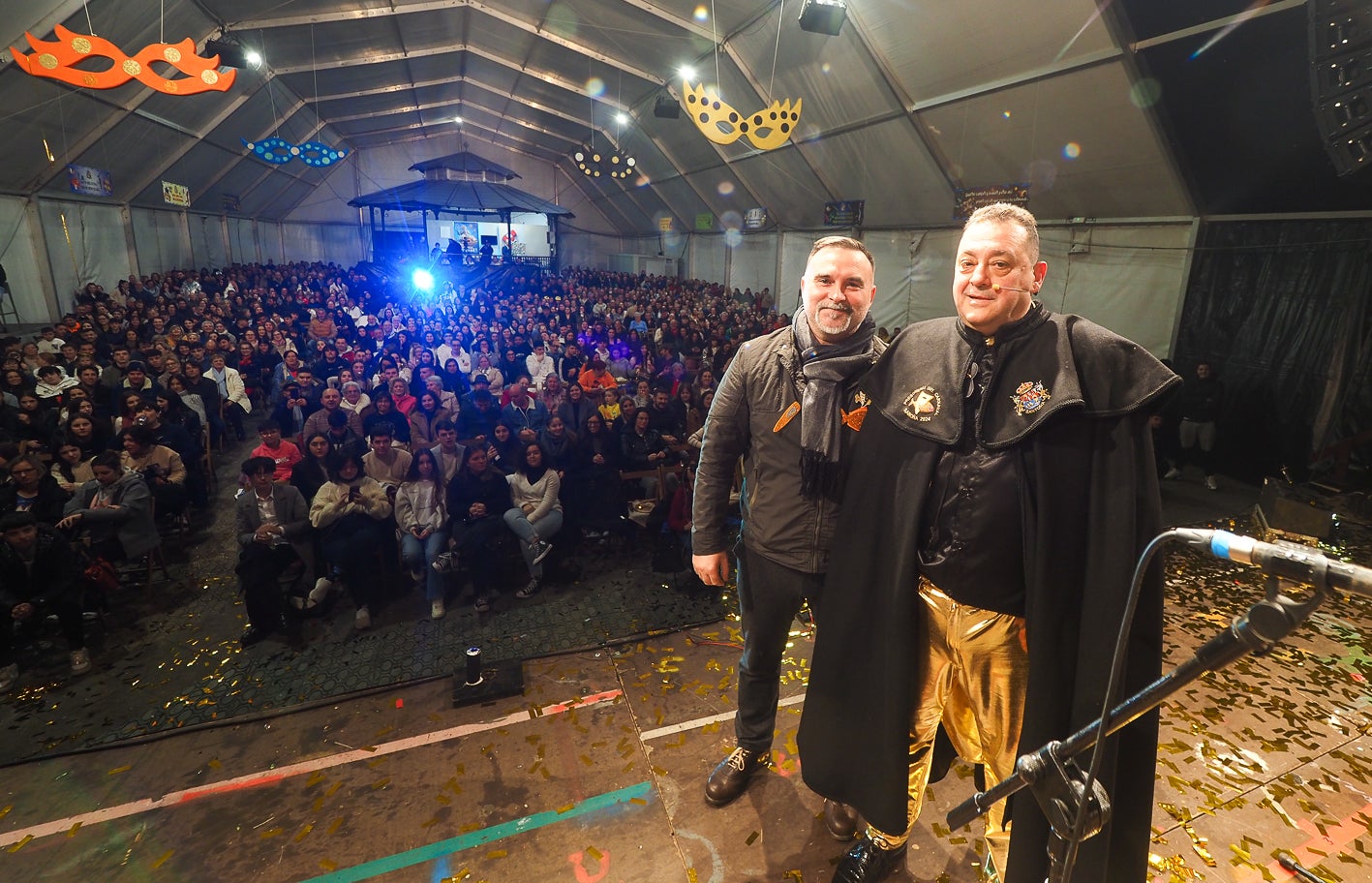 El público llenó la carpa de San Antonio para ser testigos del arranque oficial del festejo. 