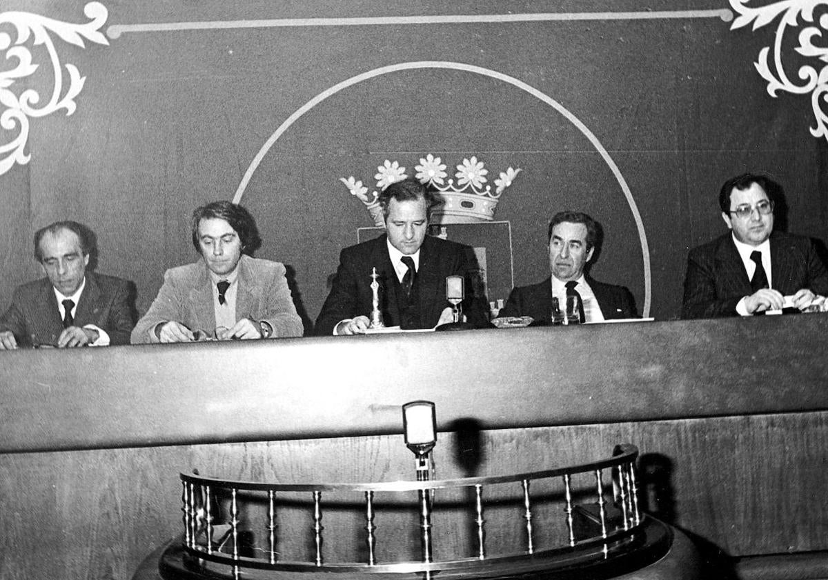 Imagen principal - Imagen 1:  Mesa presidencial de la Asamblea Provisional de Cantabria en 1982. De izq. a dcha, Alberto Mateo del Peral (PDP), Jesús Cabezón (PSOE); Isaac Aja Muela, presidente (PSOE); Gaspar Laredo (UCD) y Daniel Mediavilla (PSOE) ;  Imagen 2:  En 1996, con otros expresidentes del Parlamento cántabro (de izq. a dcha.): Isaac Aja, Guillermo Gómez, Eduardo Obregón y Adolfo Pajares Compostizo.