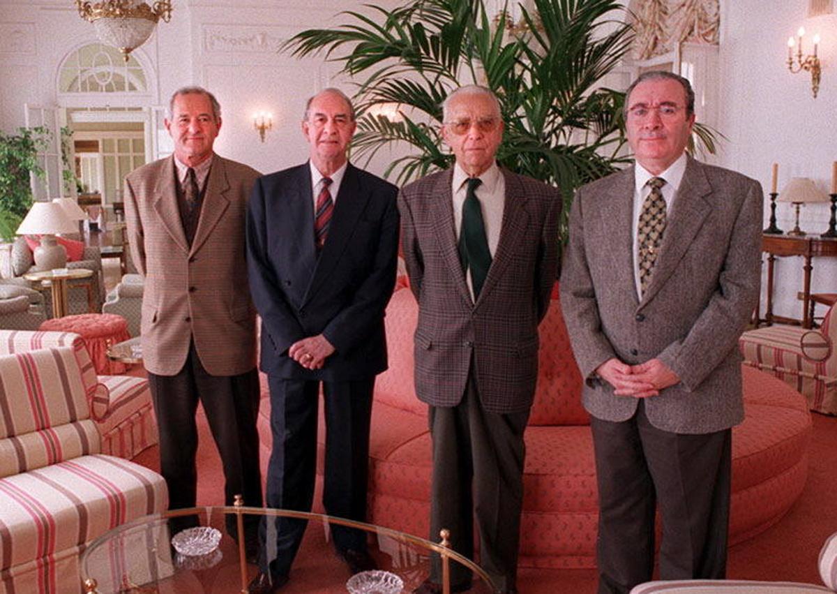 Imagen secundaria 1 - Imagen 1:  Mesa presidencial de la Asamblea Provisional de Cantabria en 1982. De izq. a dcha, Alberto Mateo del Peral (PDP), Jesús Cabezón (PSOE); Isaac Aja Muela, presidente (PSOE); Gaspar Laredo (UCD) y Daniel Mediavilla (PSOE) ;  Imagen 2:  En 1996, con otros expresidentes del Parlamento cántabro (de izq. a dcha.): Isaac Aja, Guillermo Gómez, Eduardo Obregón y Adolfo Pajares Compostizo.