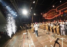 Interpretación conjunta del himno del carnaval de Santoña