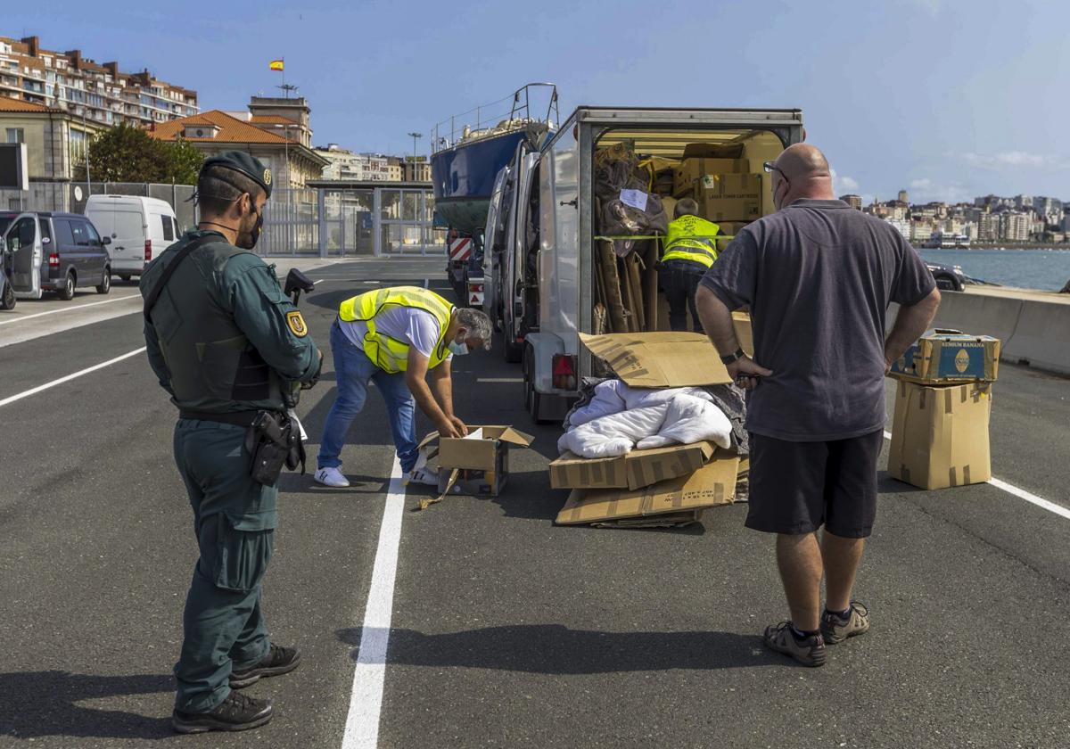 Control policial en el Puerto para detectar polizones, en agosto de 2021.