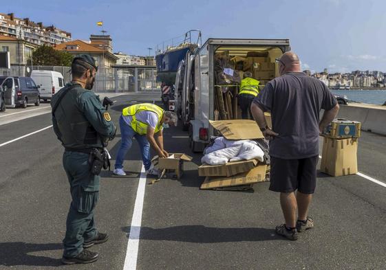 Control policial en el Puerto para detectar polizones, en agosto de 2021.