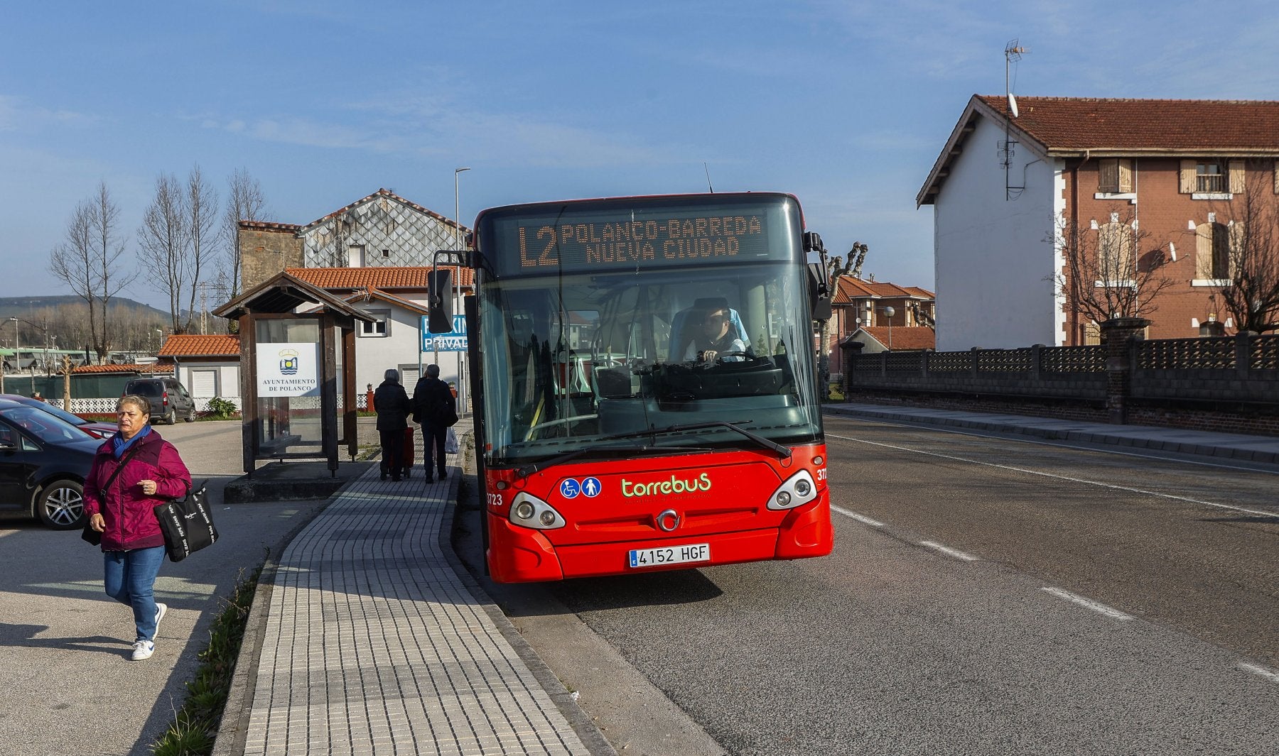 Una vecina se apea del Torrebús, esta semana, en el municipio de Polanco.