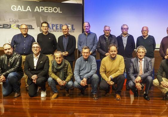 Los presidentes de la Liga Apebol y el presidente de la entidad, Fernando Soroa, posan durante la gala celebrada ayer en el centro cívico de Meruelo.