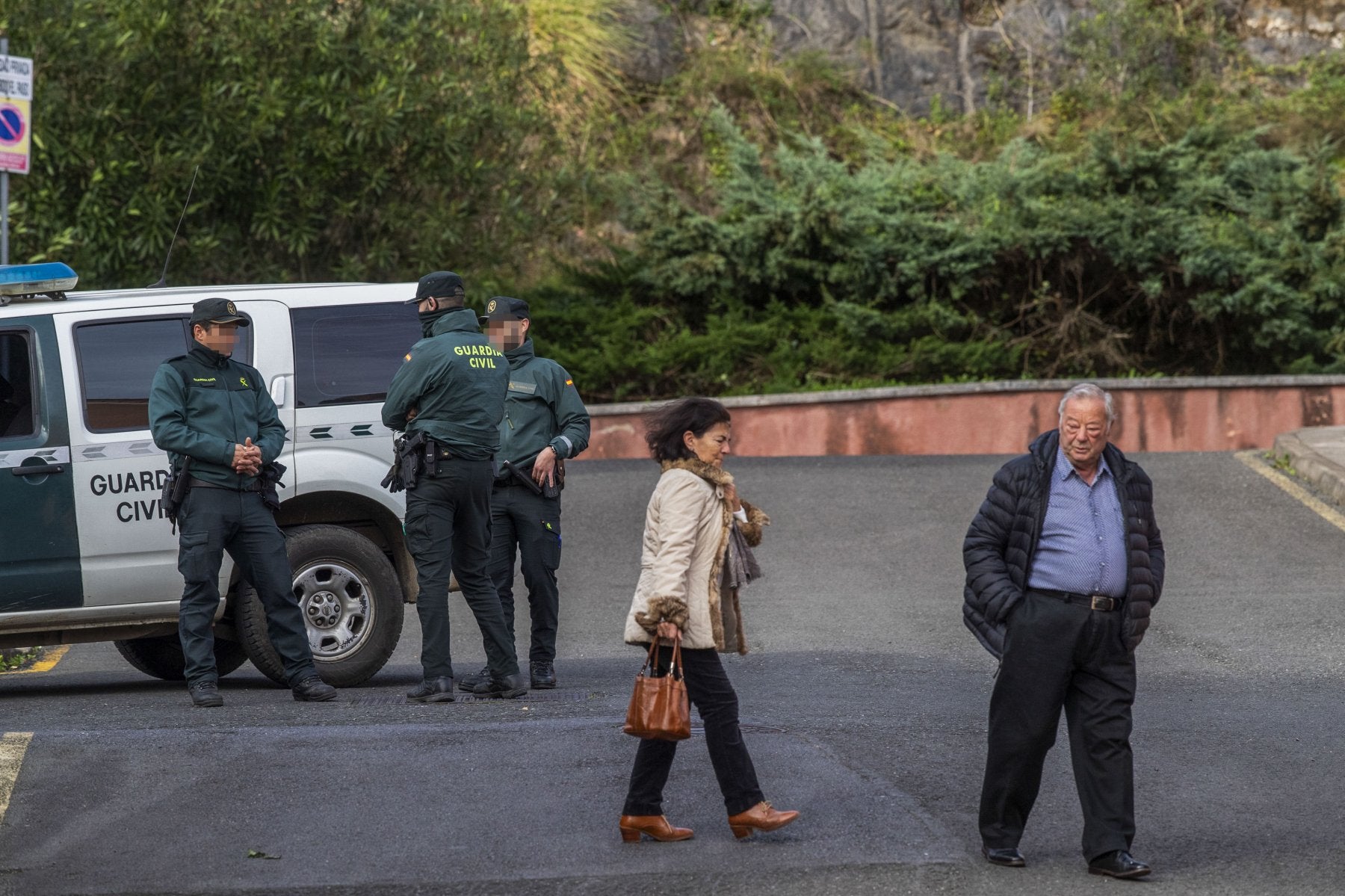 Los vecinos de Monte Cerredo salen de sus casas ante la presencia de la Guardia Civil.