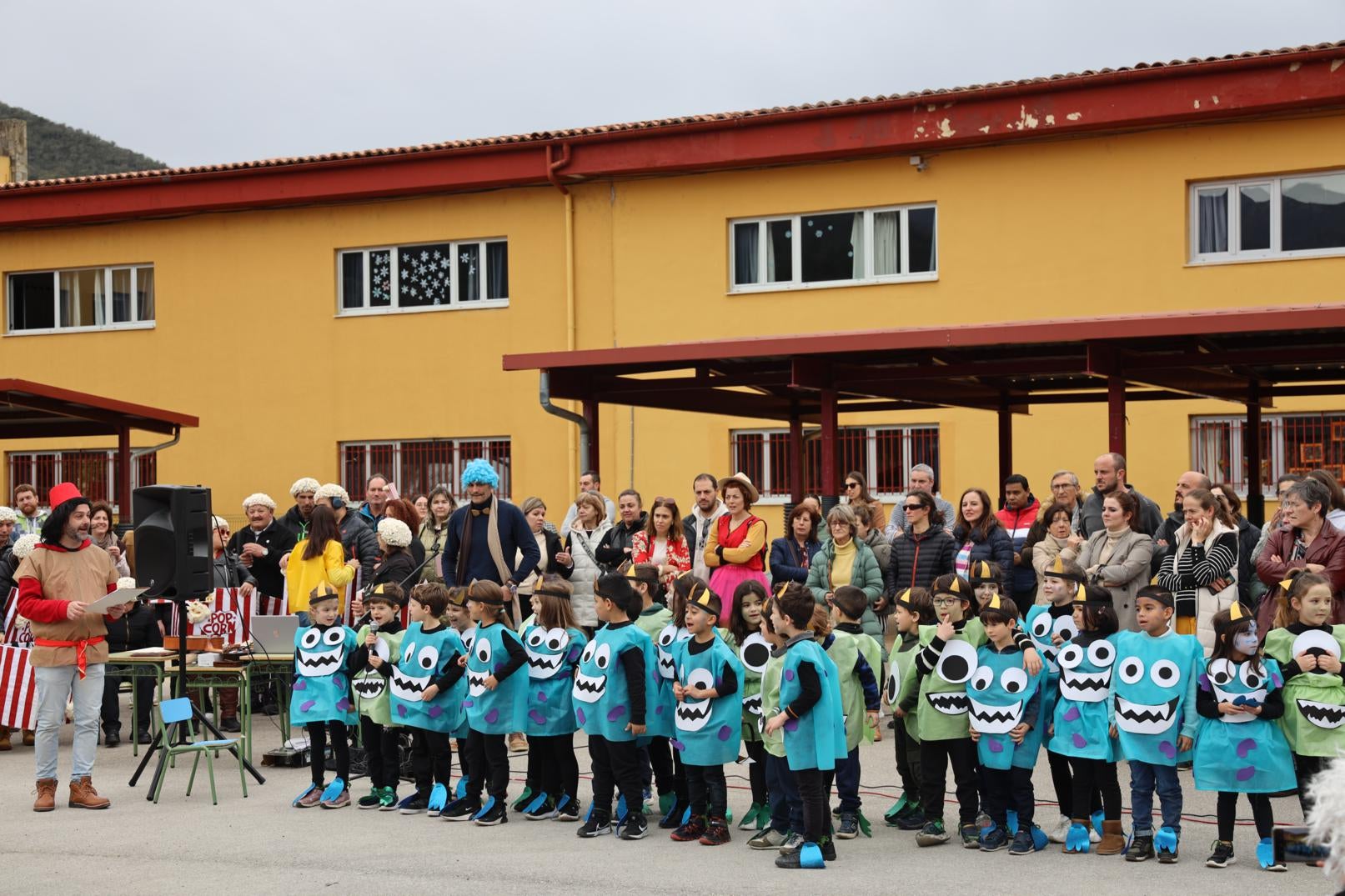 Alumnos de 1º de Primaria preparados para cantar su murga