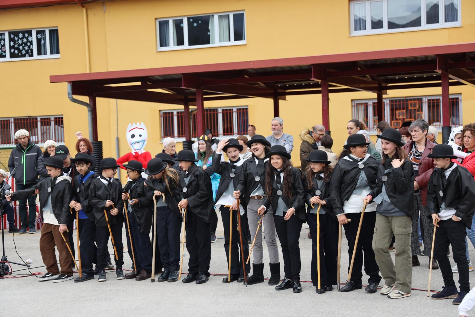 Alumnos de 6º de Primaria con el disfraz de Charlot