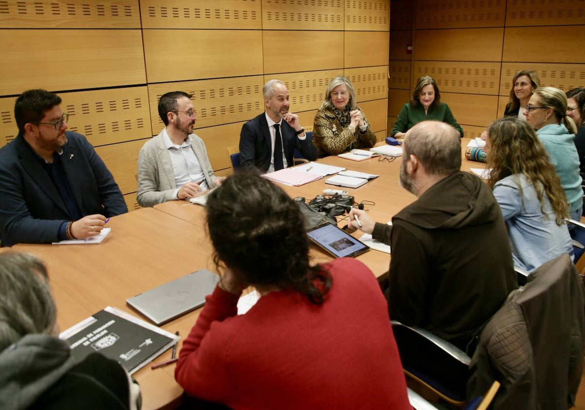 Sergio Silva y el resto de responsables de la Consejería de Educación, FP y Universidades, hoy, durante la reunión de la Mesa de las Familias.