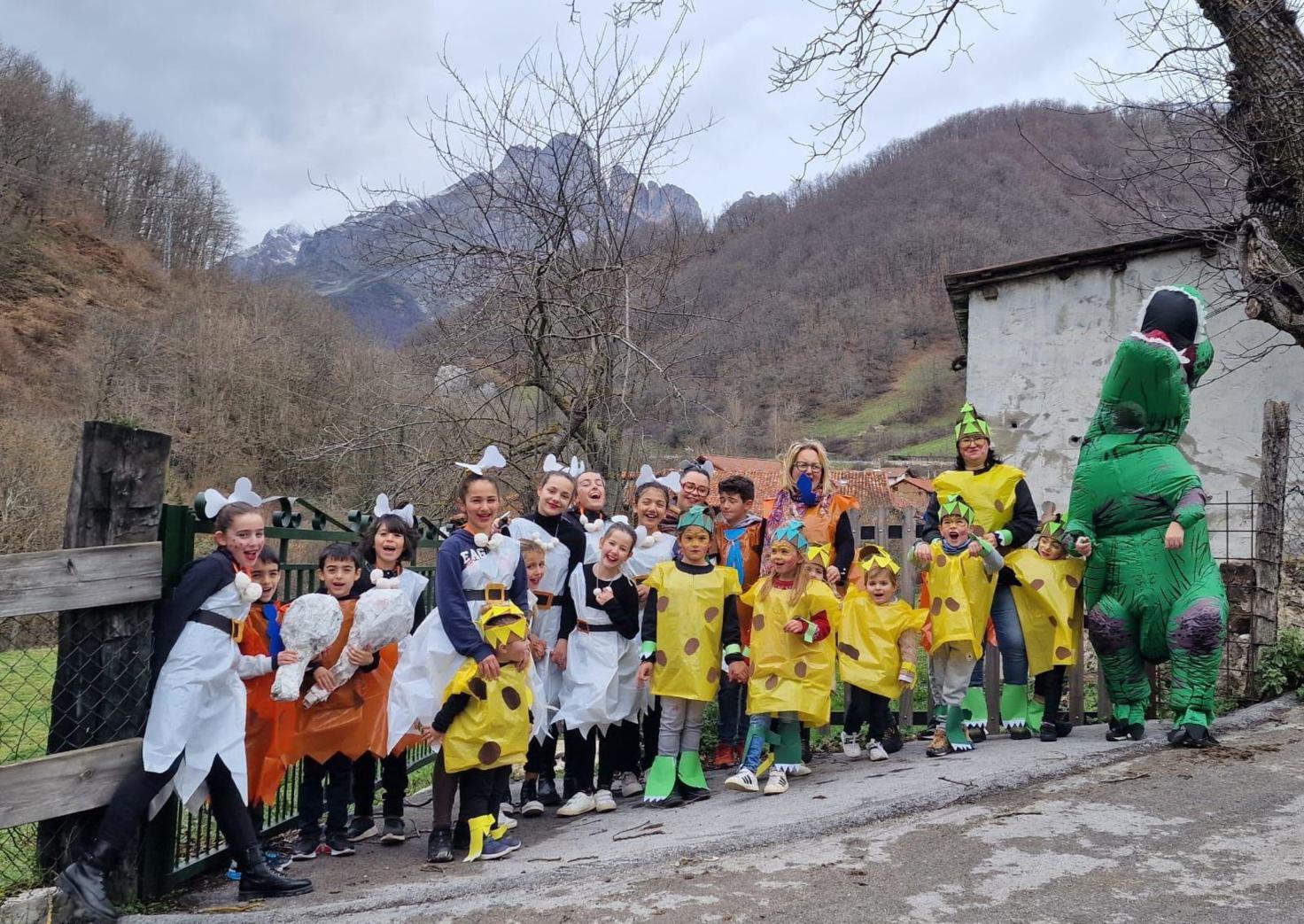 Alumnos de las escuelas de Espinama y de La Hermida con sus disfraces de dinosaurios y de Los Picapiedra