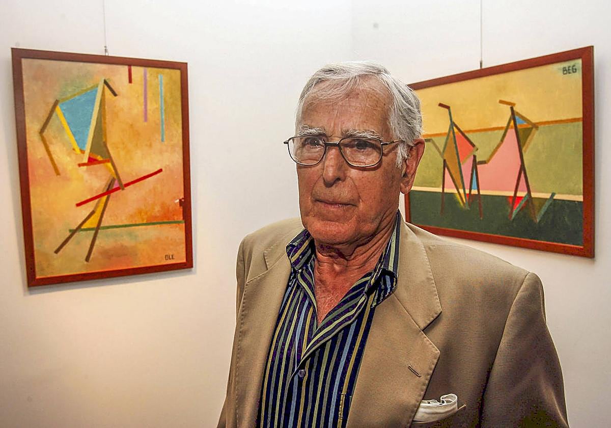 El pintor Juan Antonio Pérez del Valle, flanqueado por dos de sus obras, en una muestra celebrada en la antigua la sala Zoom.