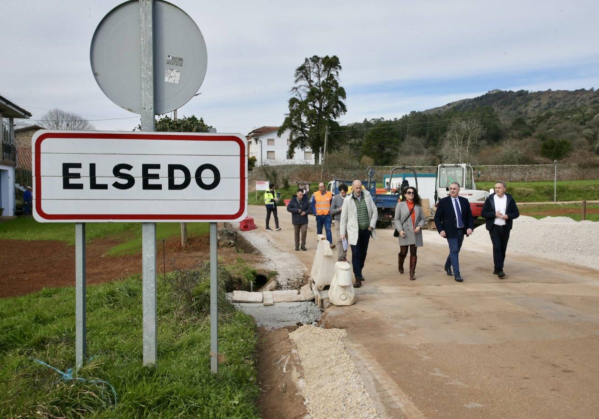 Los políticos atraviesan la travesía en obras de Elsedo.