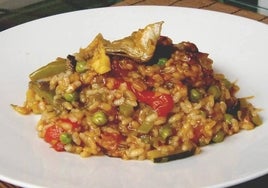 Arroz meloso con verduras de temporada.