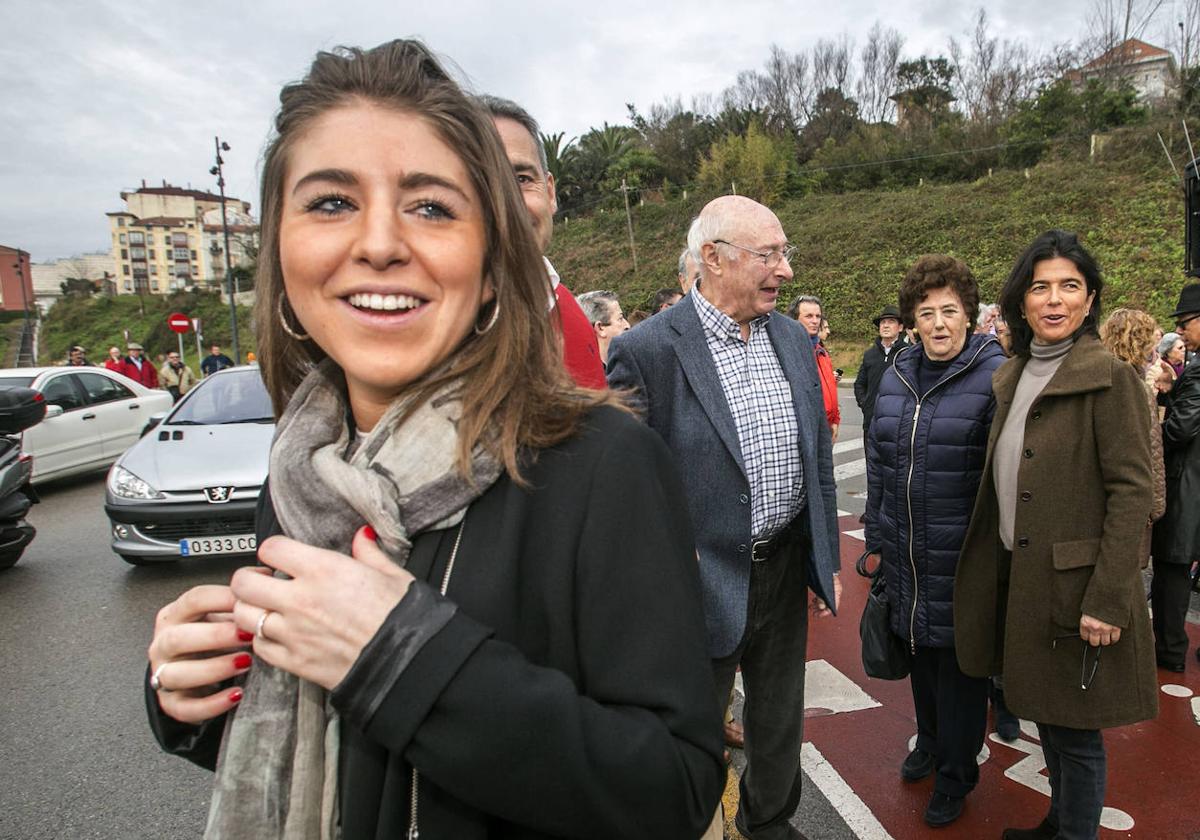 Carmen Ballesteros y su madre (abrigo marrón) el día que se descubrió la placa de la calle que lleva el nombre de su padre en Santander.