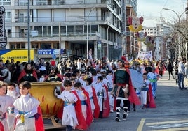 Pequeños de varios centros educativos de Laredo han participado este viernes en el desfile.