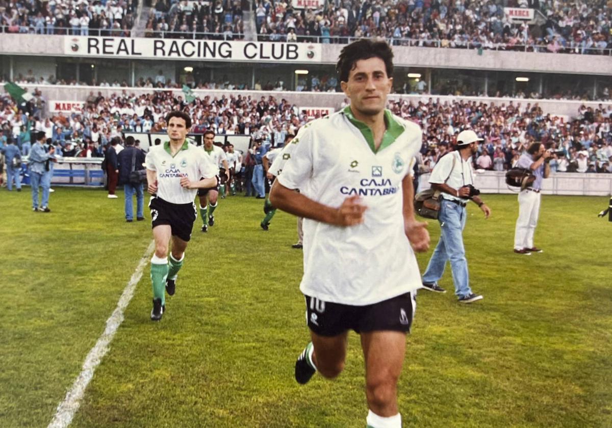 Setién encabeza a los jugadores del Racing en el decisivo partido de promoción contra el Español en 1993.