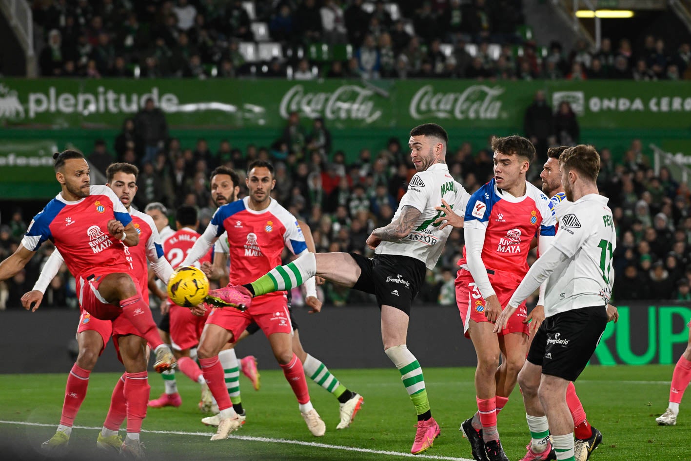 Manu Hernando toca el balón ante Braithwite, del Espanyol, para depejarlo