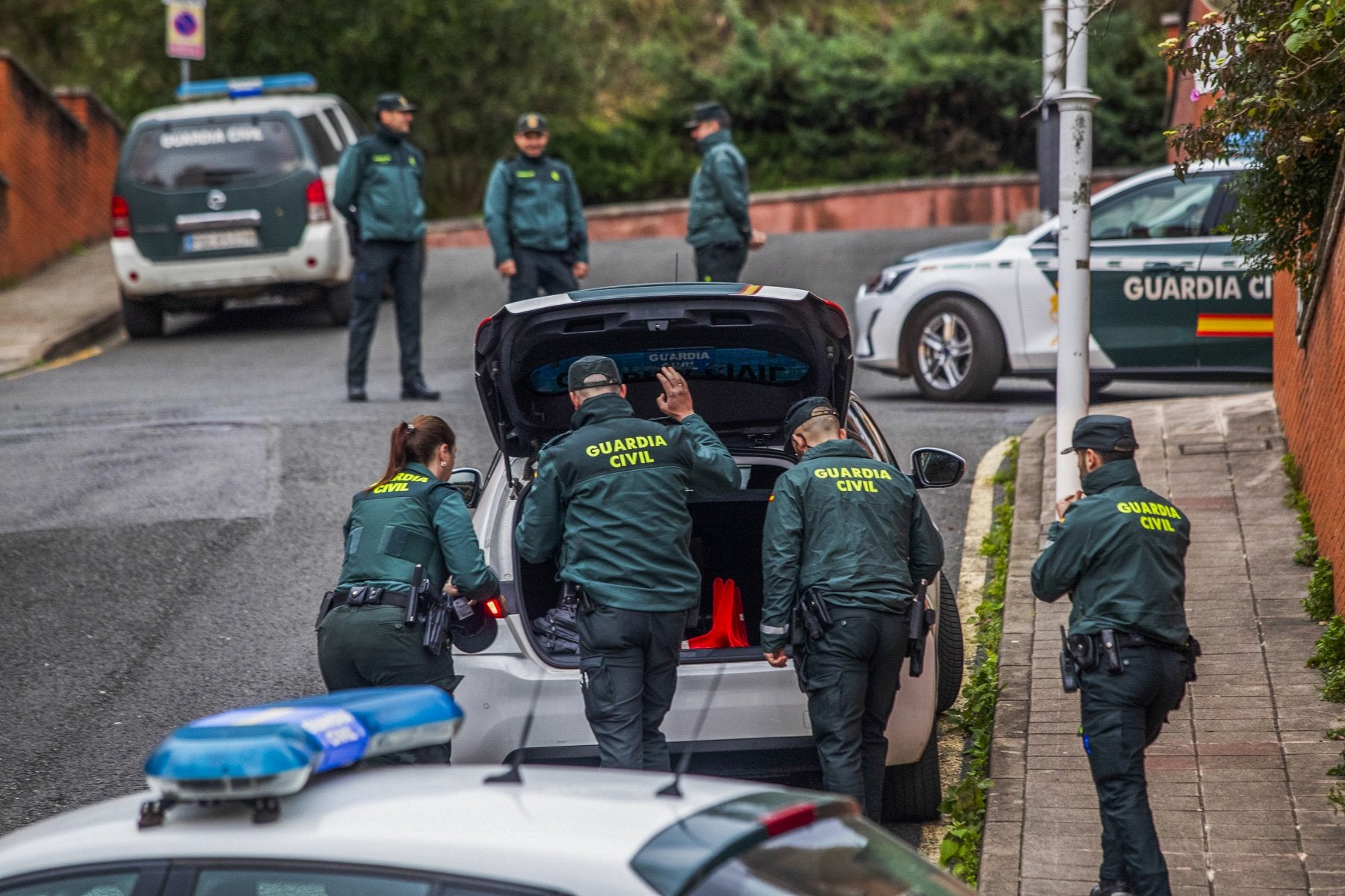 La Guardia Civil estudia la escena del crimen en la urbanización en la que vivía la mujer asesinada en Castro Urdiales.