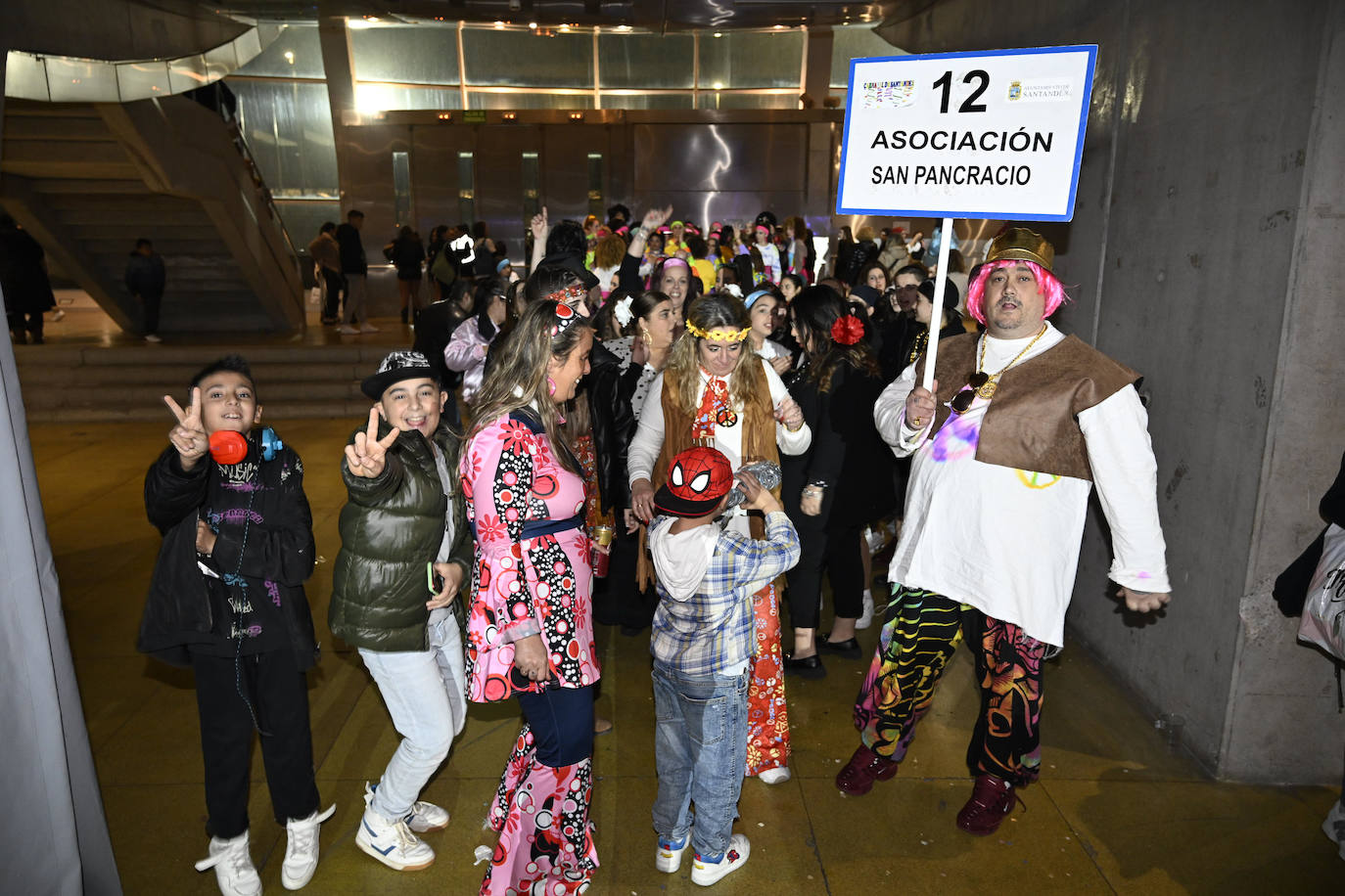 La asociación San Pancracio se disfrazó de hippies, aunque se coló algún Spiderman en sus filas.