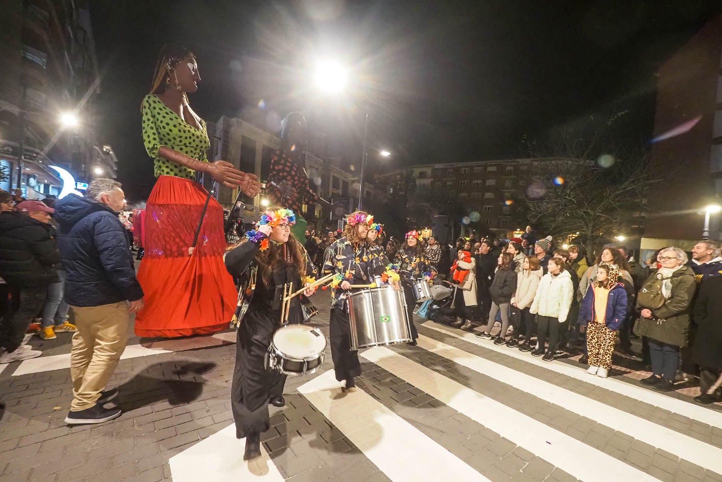 Los tambores y los gigantes tampoco se quisieron perder la fiesta en Torrelavega.