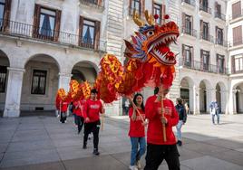 Jóvenes chinos se preparan para la tradicional danza del dragón.