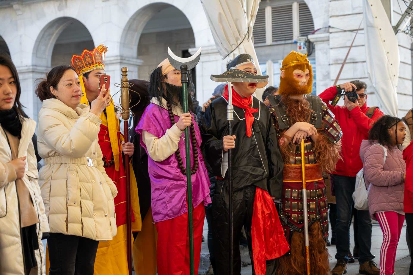 Algunos chinos celebraron la llegada del año nuevo con disfraces de monos, samuráis o emperadores.