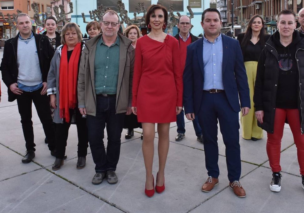 Josefina González con Roberto del Val a su derecha en la presentación de las listas municipales.