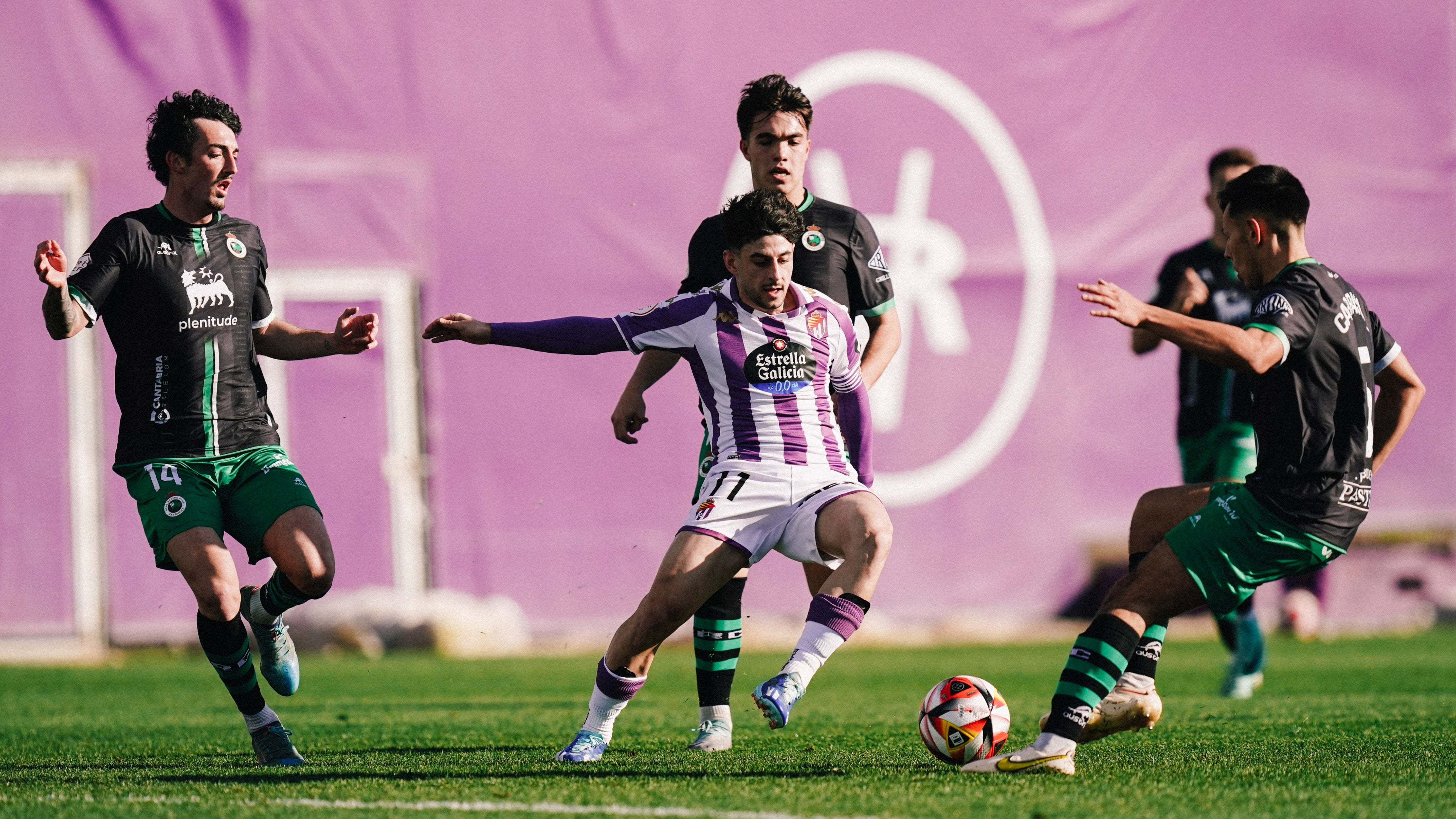 Corral (izquierda) y Carrascal (derecha), del Rayo, pelean por la pelota con Pozo.